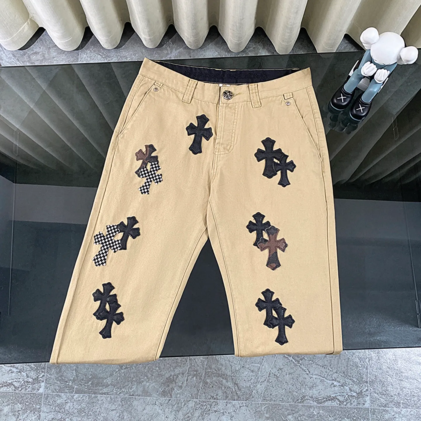P260 chrome hearts new style horse hair checkerboard black cross patchwork khaki jeans vi Top heavy industry fashionable design] Consistent high street luxury style creation. Speaking of this style, the Zangyin family and GU family are definitely the leading representative brands. Especially the Zangyin family has really achieved a state-of-the-art effect in creating high street style. The unique washed material is used to create this style. The color system is quite eye-catching. After it is decorated with patchwork cross flowers, it cleverly highlights the charm of the brand. Secondly, this style uses classic The classic high-waist cutting design highlights the long legs and fashionable temperament of the upper body. The brand is highly recognizable and the slim fit configuration is more suitable for daily wear. It is a product that interprets personality, fashion, and specifications at a glance. This single product is enough to make any fan excited. It can be a white T-shirt for youthful preppy style, or a tight suspender for lady style. It has strong matching ability and can be easily controlled by men.  [Materials and craftsmanship] Needless to say, this point goes without saying. As an excellent craftsman brand, Zangyin’s requirements for details and craftsmanship are really perfect. The washed color of this model has gone through so many processes, not to mention the embellishment of denim appliques. It is also purely hand-made and sewn. Just like what they believe in, only hand-made things have soul and have the meaning of wear. A top-notch heavy-duty fashionable denim item, I look forward to your perfect interpretation! !  Size:28-36